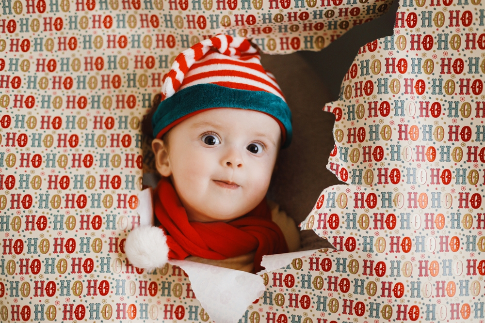 Kalėdinė fotosesija su dovanų popieriumi